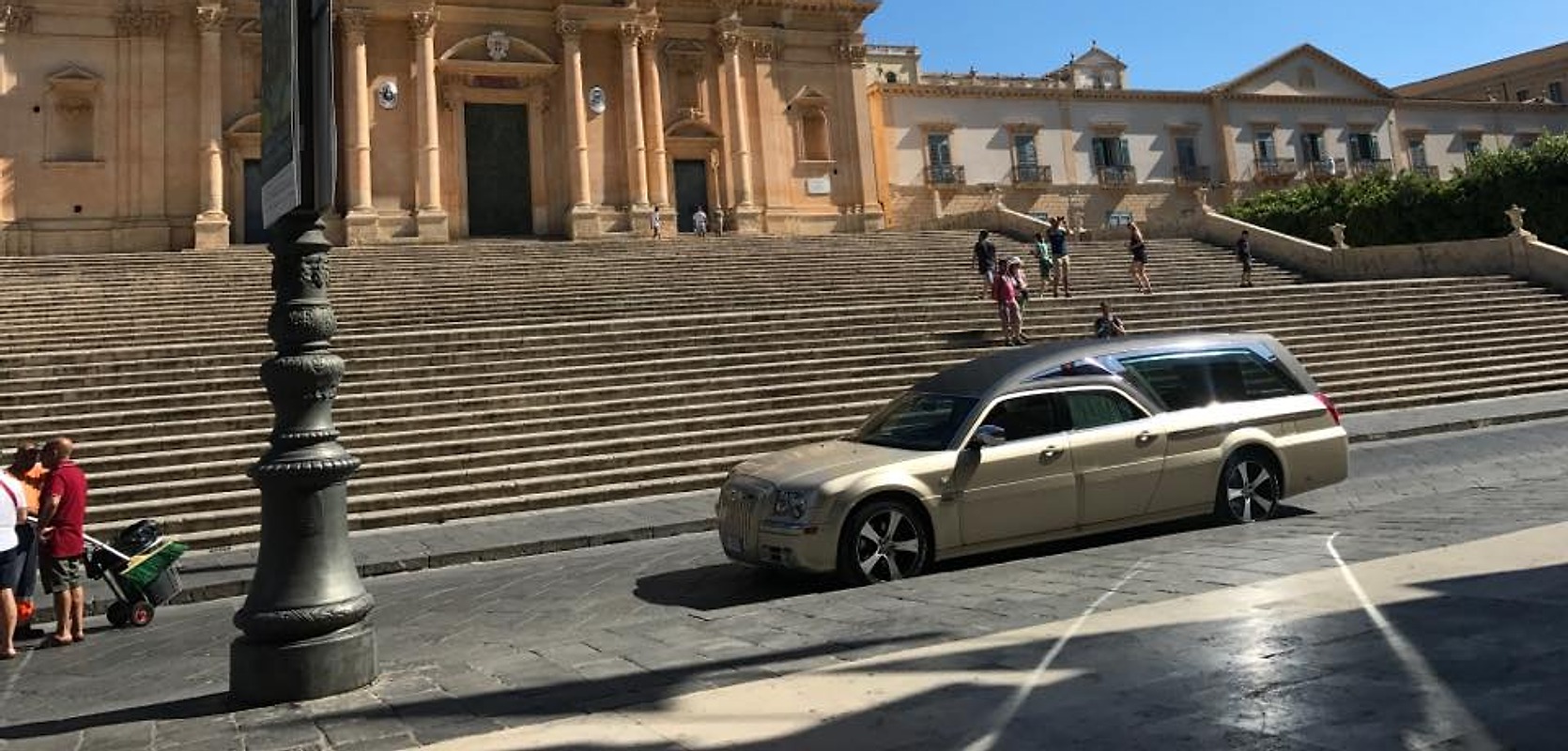 Il carro funebre dell'agenzia davanti alla Cattedrale di Noto