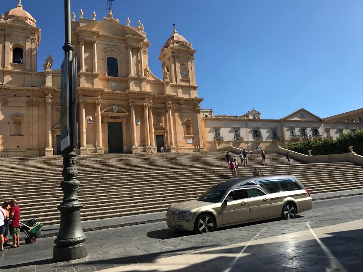 Il carro funebre di Scarnato Servizi Funebri davanti alla Cattedrale di Noto