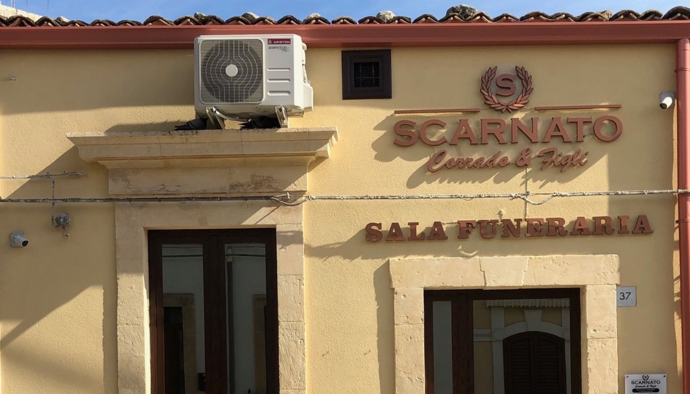 La facciata della sala funeraria Scarnato a Noto, con l'insegna sopra l'ingresso